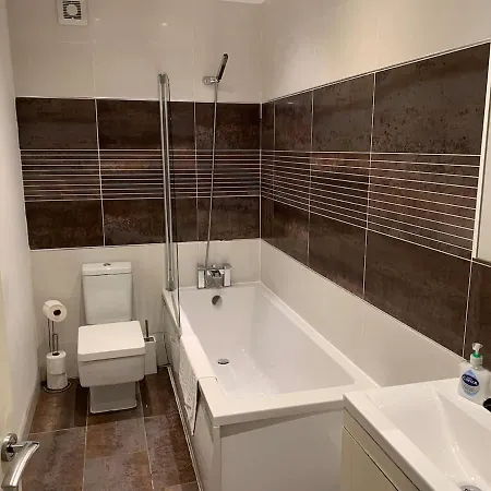 Modern Centre Flat With Free Parking *