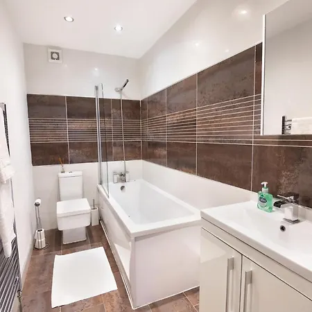 Modern Centre Flat With Free Parking