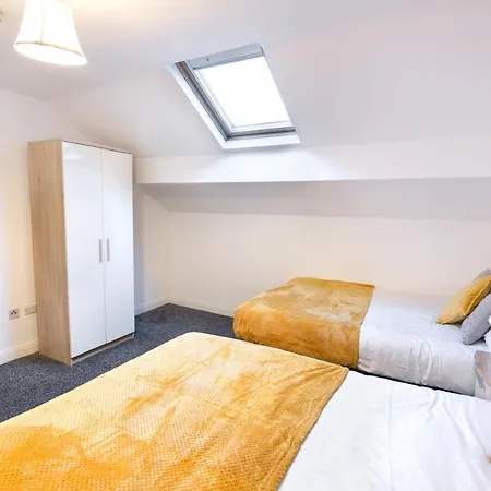 Modern Centre Flat With Free Parking *